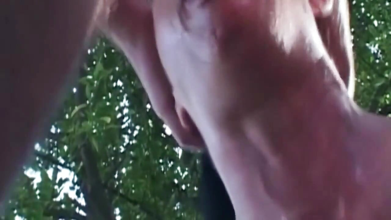 Wytatuowana blondynka MILF ssie gruby kutas na zewnątrz z brunetką
