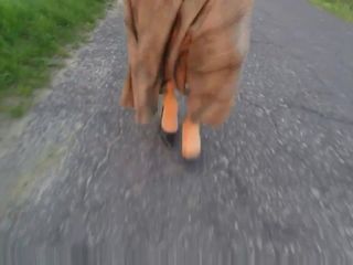 Макси-юбка в видео от первого лица, прогулка