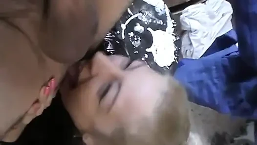 Fröhlich Lachend Lässt Sie Sich an Den Nippeln Ziehen
