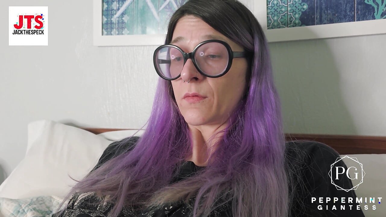 Velikosti služeb POV drobní muži uctívají nohy obryně