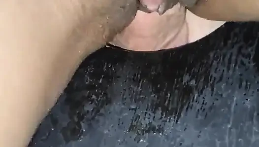 Ich habe im Swingerclub aufgehÃ1/4ckte mich von allen ins gloryhole ficken