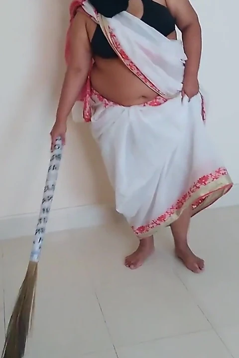 印度女仆在扫房子时被主人性交