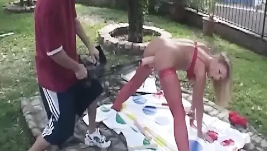 Blonde MILF während des parkpicknicks mit gegenständen gestopft