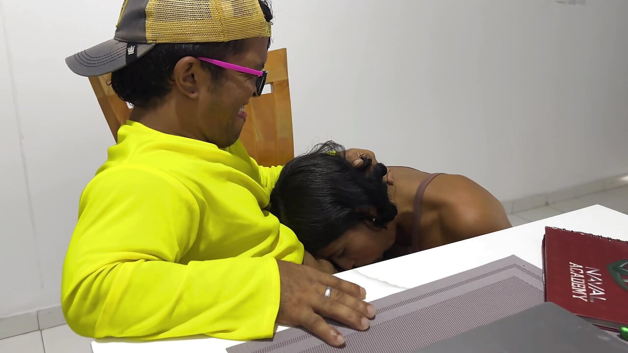 我继母在我们单独时勾引我......他最后狠狠地