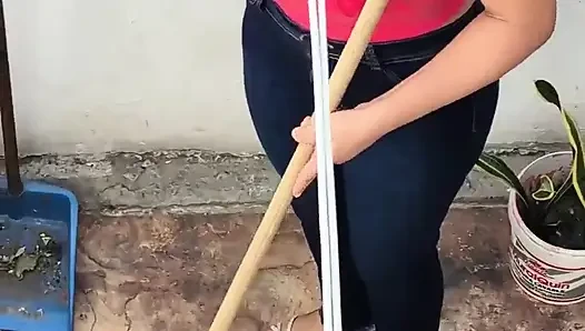 Die Putzfrau ist traurig, weil ihr Ehemann für die uns gegangen ist; Ihr chef bläst ihren tag.