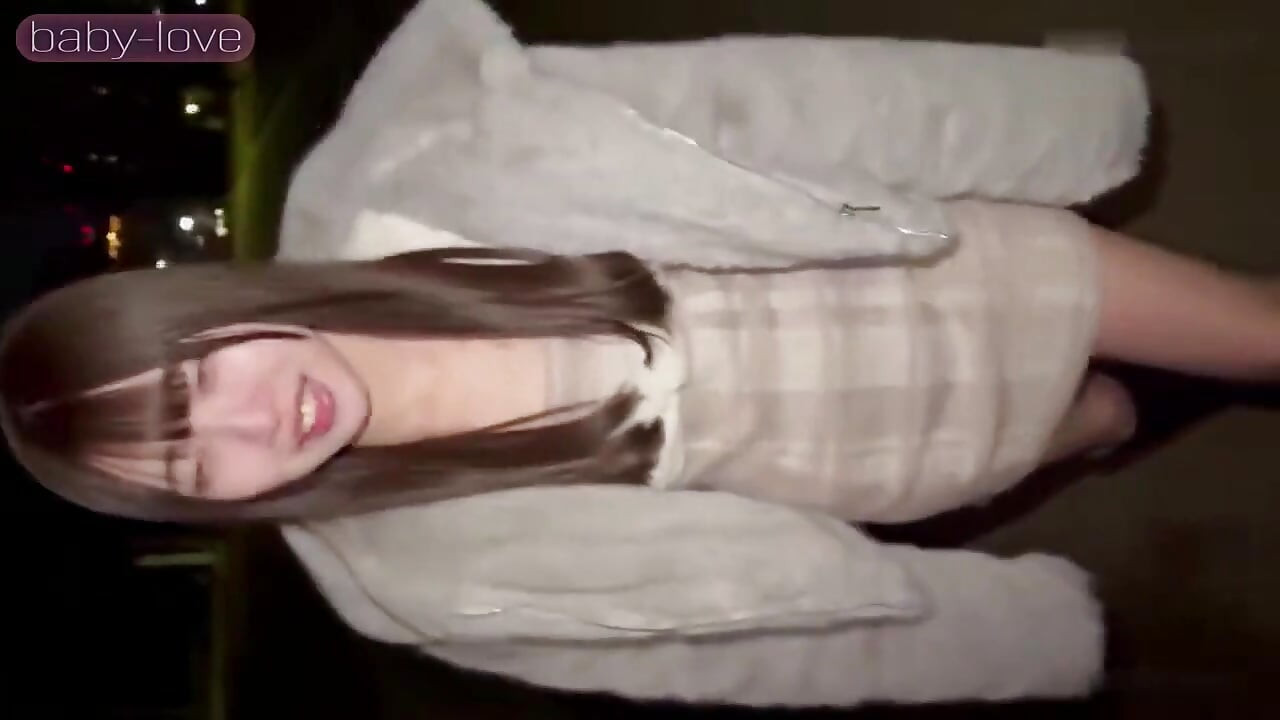 En el parque nocturno se encuentra con una chica que lucha y se deja llevar en una arriesgada experiencia al aire libre que termina en chorreo de leche