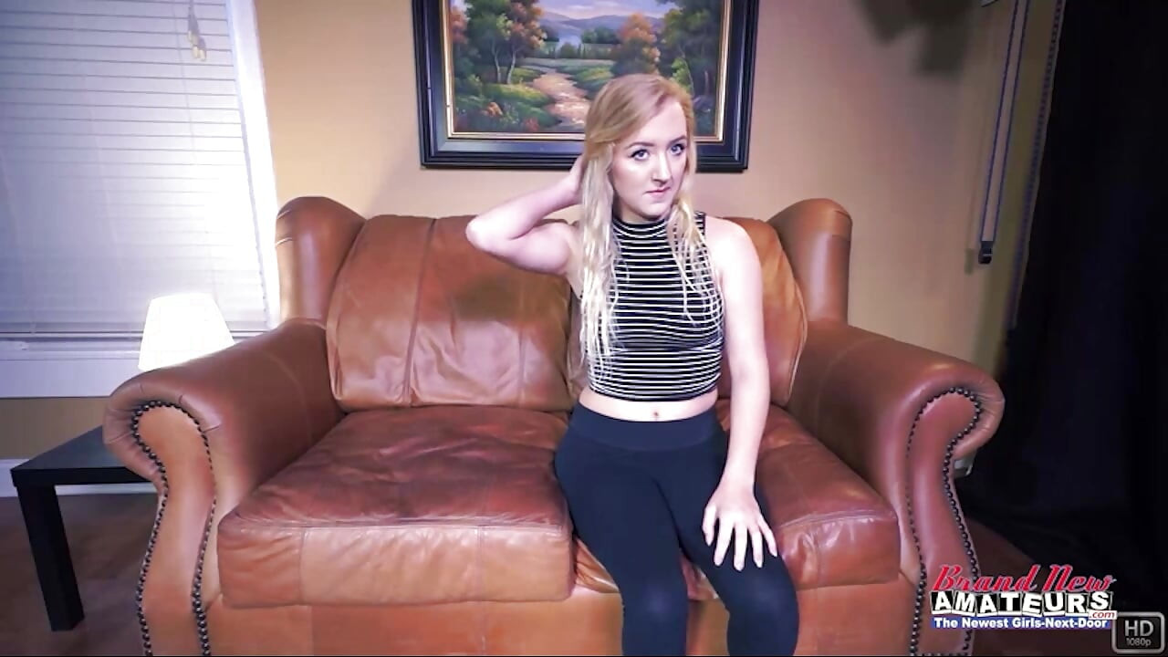 Sunahre balon vali uttejit Alex aur kale bal vali karmen apni choot ko khush karti hain aur lnd sajha karti hain!