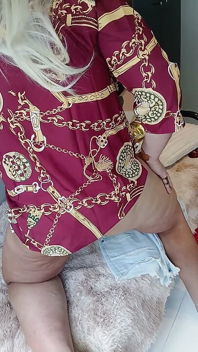 Usando um vestidinho e calcinha de biquíni fio-dental, deixando um pouco de porra na calcinha no final