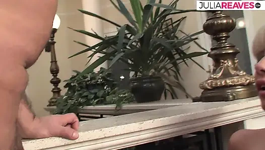 Blondine lutscht sperma von schwanz nach einem harten fick auf dem boden