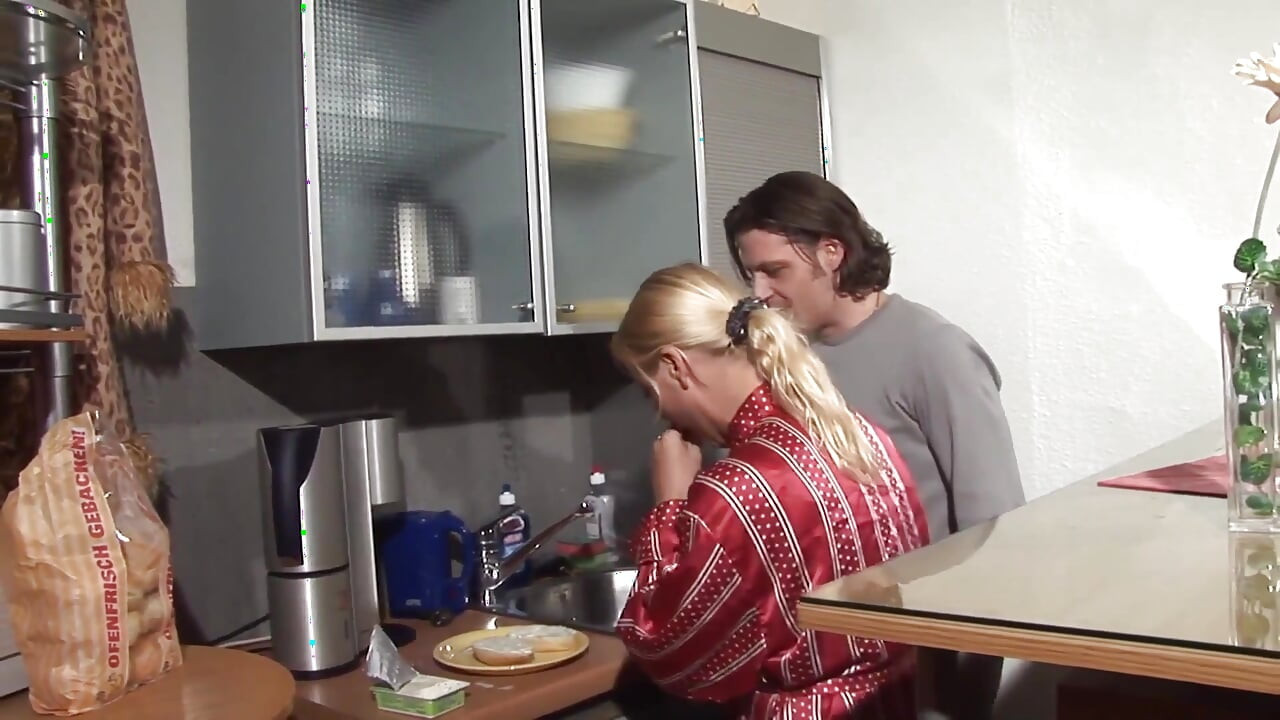 בוגדת בגרמניה עם זונה מקועקעת וציצים טבעיים קטנים נדפקת בכוס