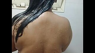India sexy chica bañándose, video secreto filtrado. Tetas grandes y culona en la ducha.