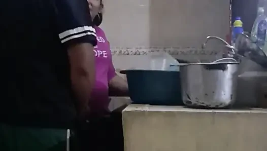 Karyawan ngentot dan nyepong kontol sambil cuci piring