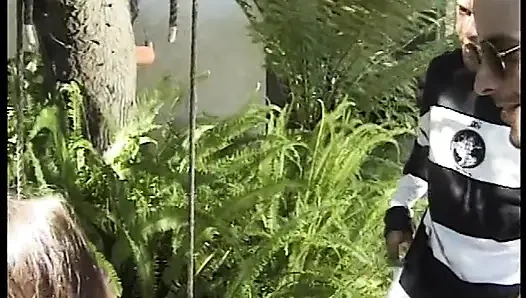 İki adam esmer sürtüğü sıkı deliklerle sikiyor
