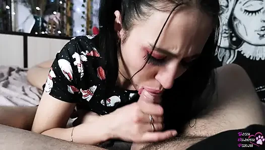 Zopf-mädchen im schlafanzug lutscht und schluckt sperma