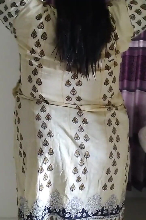 45-jährige nachbarin tante verführt mich, indem sie ihren dicken arsch sah, während sie ihre haare kämmte - indischer desi-sex (bbw)