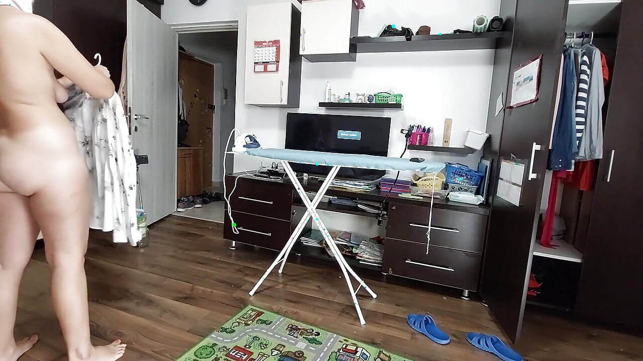 家の中で裸で家事をしているセクシーなブルネット。