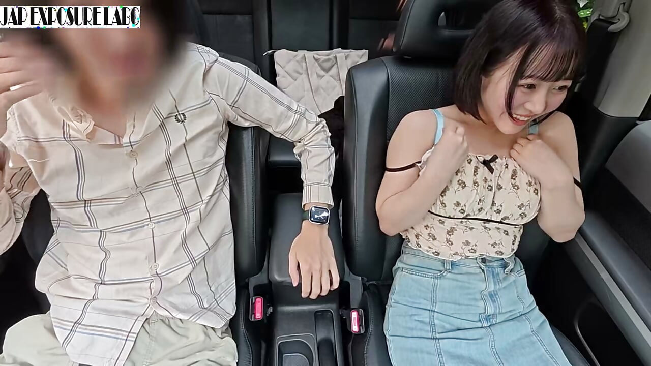 Tetas megaton que puedes ver incluso a través de su ropa. Mamada en el coche, semen en la boca, ella se lo traga todo!