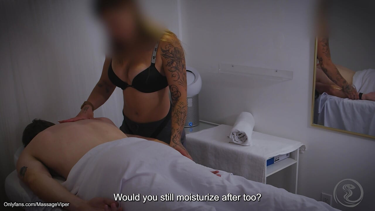 Massageviper - cliente regular intenta nueva masajista flexible y juega con su culo