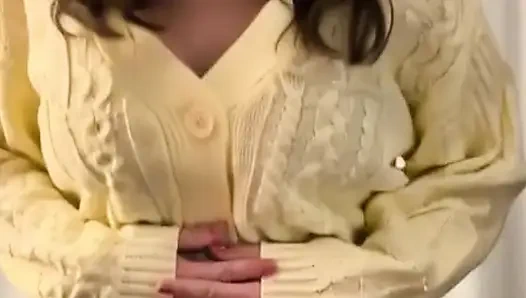 Ich hüpfe meine großen titten in einem schwulen lesbischen pullover und anderen springern für meine 48F fußballtrainerin, die sie und das gesamte team ficken will!