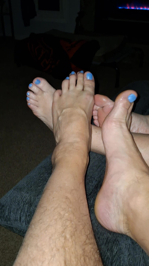 playing footsie with the girlfriend