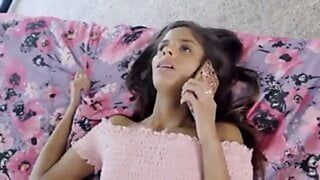 Dauther goza na boca e dedilha o pai para a filha