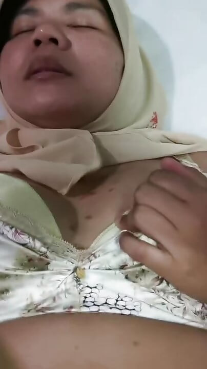 A cheating hijab girl has sex with her husband's sister.