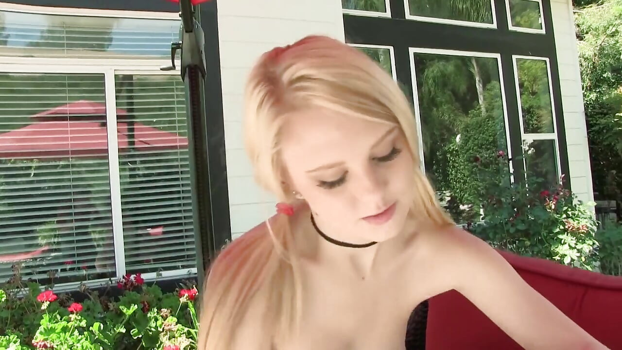Lily Rader kuša vlastitu pičku s kurca svog očuha - Perverzne milfice i tinejdžerke