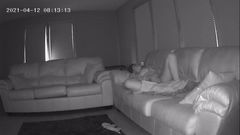 Szwagierka przyłapana na masturbacji na mojej kanapie - kamerze