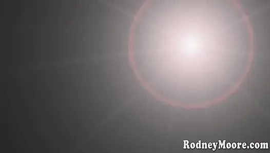 Симпатичная пышка-массажистка поедает задницу и дает счастливое окончание