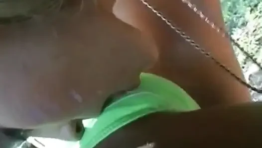 Güzel lezbiyenler amcık yalıyor ve açık havada oynuyor