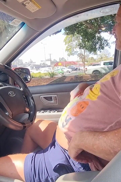 Gola u autu