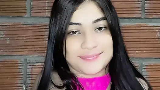 Üvey kız kardeşimin sıkı vajinasını mastürbasyon yapıyorum ve mükemmel doğal göğüslerle oynuyorum