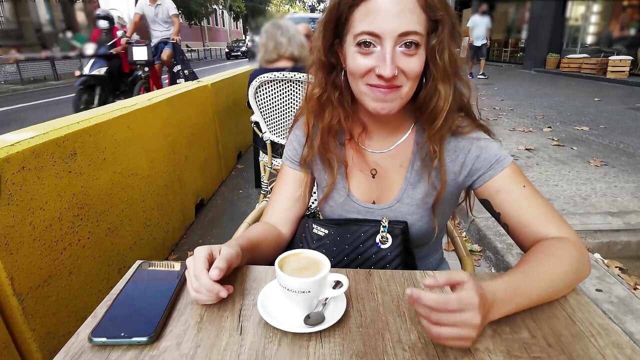Menikmati kopi dengan susu ekstra