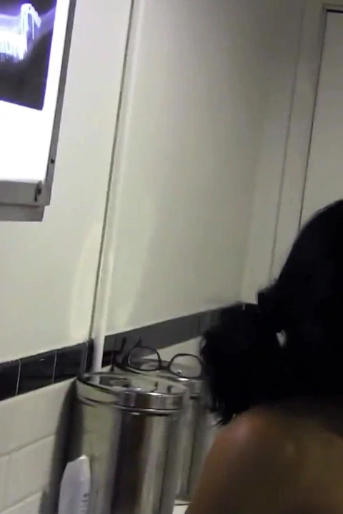 女同性恋摄影师勾引一个年轻女孩与她发生性关系