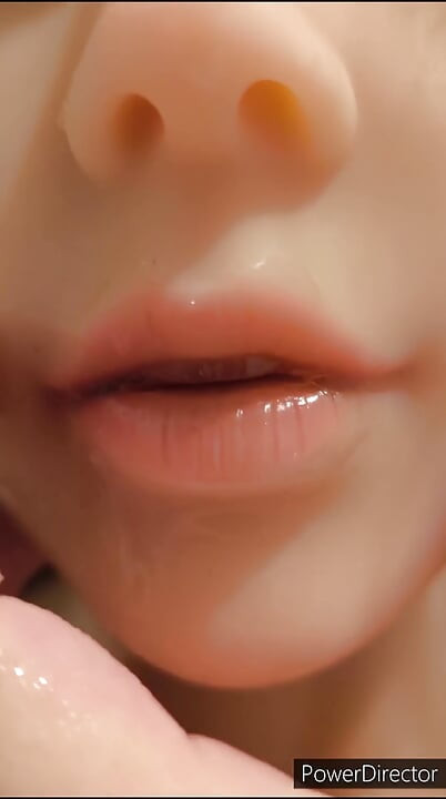 섹스돌 클라라가 입에 정액까지 머금고 최고의 펠라치오를 선사한다!
