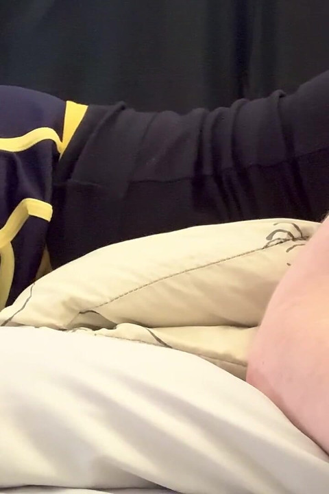 Cewek sange ini lagi asik orgasme sambil nonton bokep di earbuds