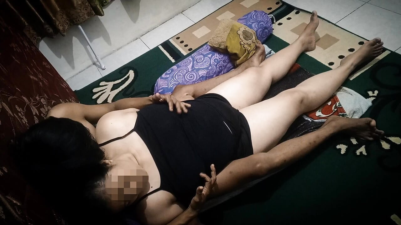 aanti bahut kaamuk hai aur chudna chaahti hai