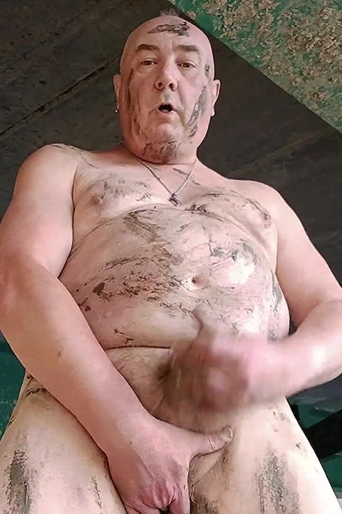 Gordo mestre porco Pascal masturba com lama