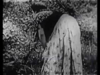 Film alb-negru - bărbat și femeie într-un câmp