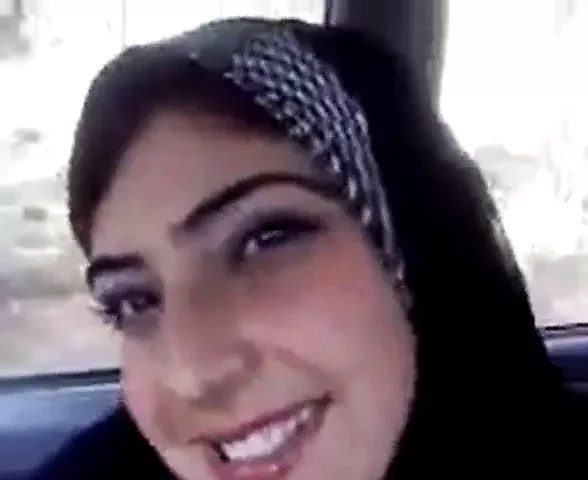 Awek manis Arab.sebenar menunjukkan buah dada