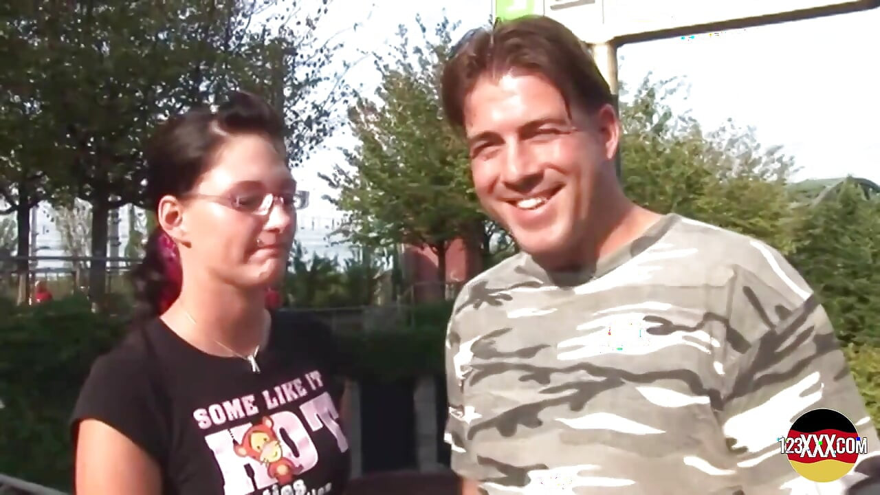 Brunette mendapat air mani hangat di seluruh kacamatanya