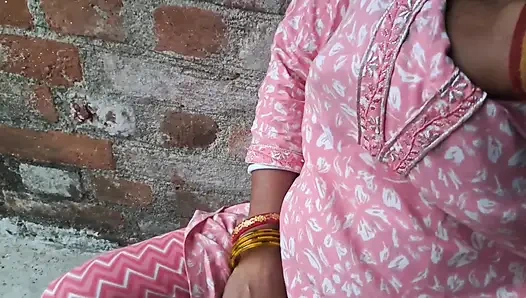 Wanita muda India dengan teman