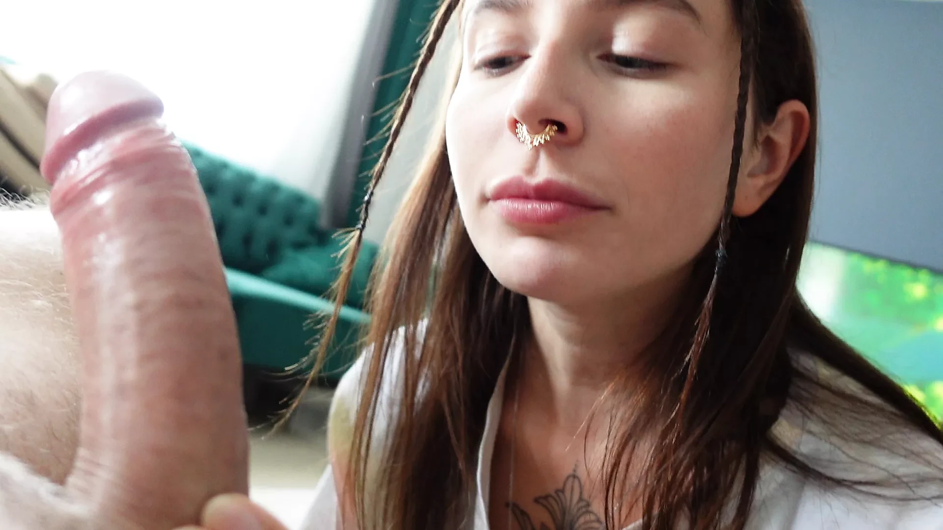 舌头运动在她的嘴里射精！第一人称视角