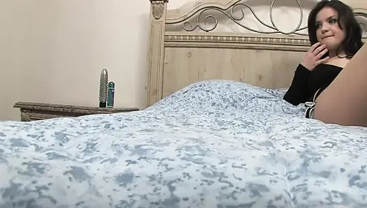 Julie si pelacur lagi asik muasin memeknya sendirian untuk pertama kalinya