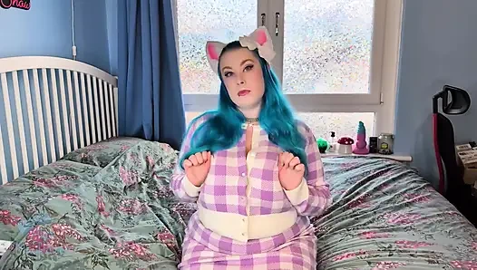 Kitty'nin göğüsleriyle oynuyor - solo kız