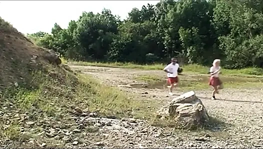 Gadis remaja seksi dientot sama pemandu dewasa di luar ruangan