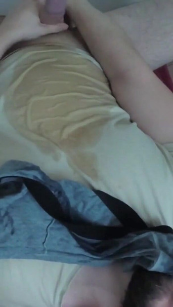 「PISS and CUM in OWN MOUTH - 放尿奴隷痴女を飲み込む」の象徴的な瞬間