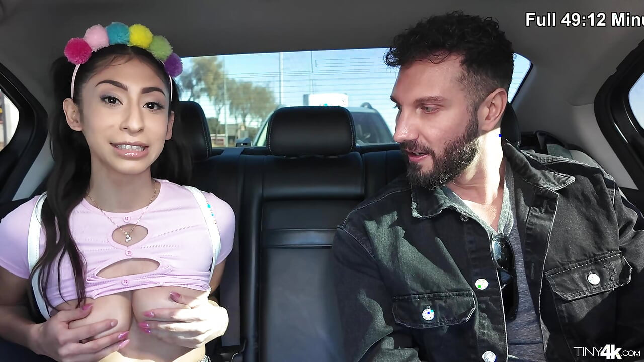 Raver děvka přináší domů tlustého ptáka na projížďku