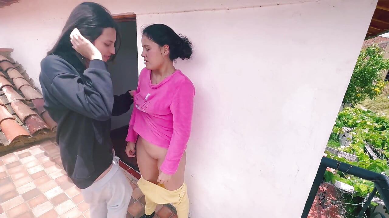 Mi vecina me invita a mojare el coño