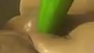 Il cetriolo incontra la figa bagnata